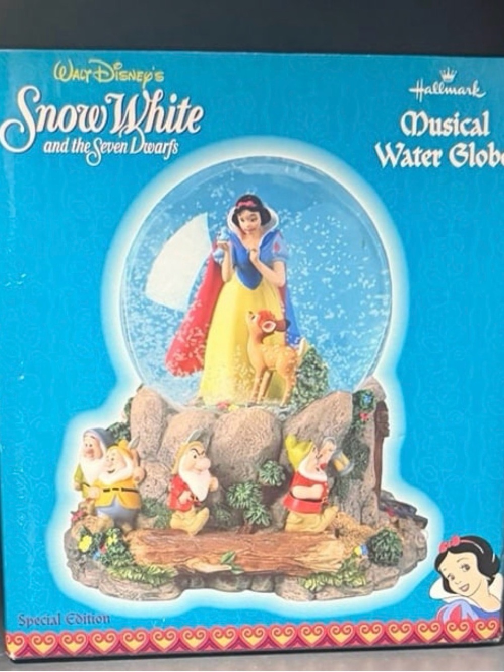 Disney Snow White and the Seven Dwarfs Hallmark Musical Water Globe 1990